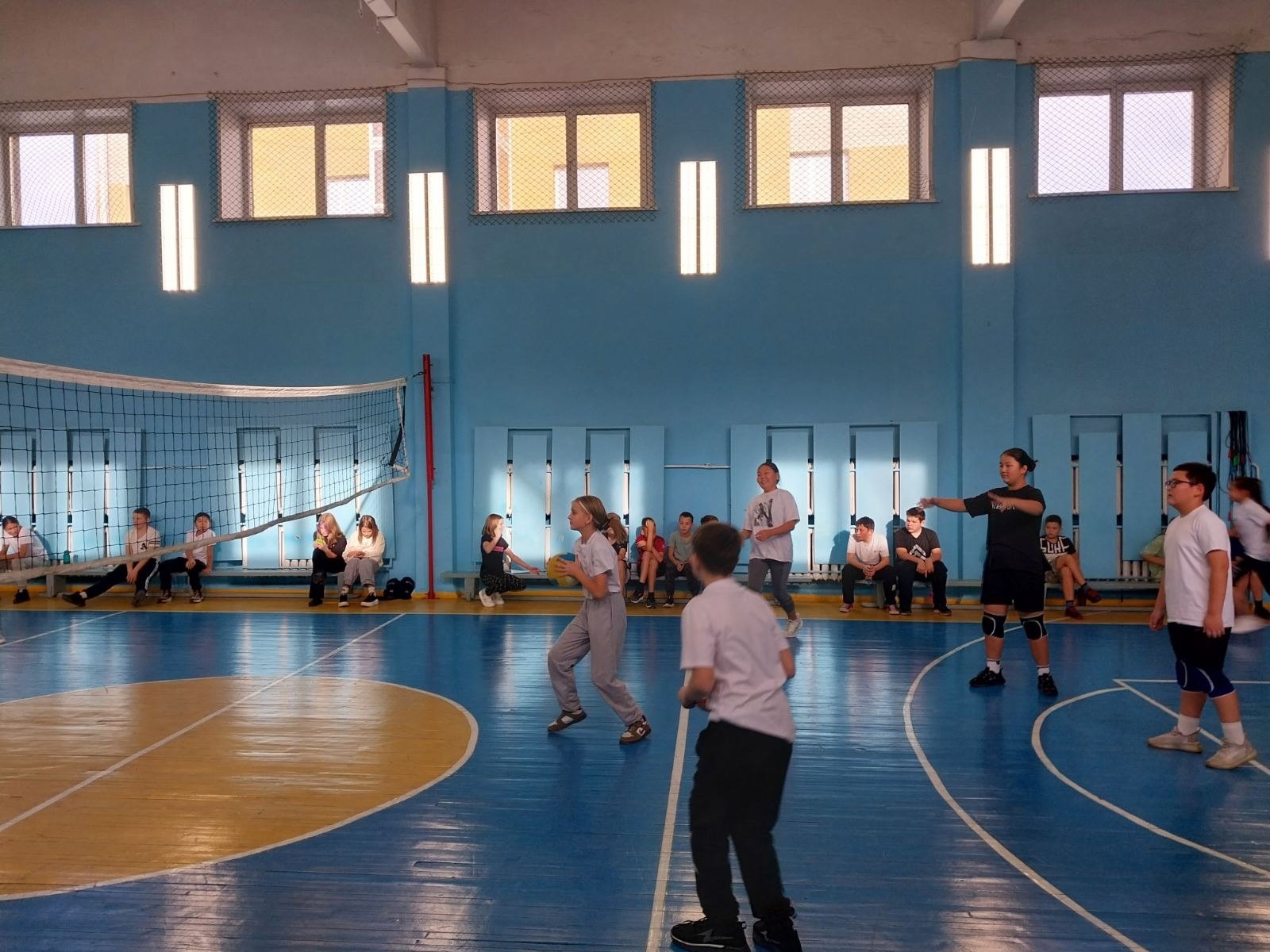 Соревнования по пионерболу.